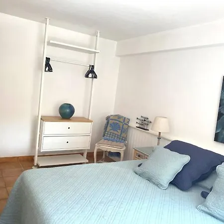 Avec Piscine, Grandes Terrasses Et Jardin A Supprimer Villa *