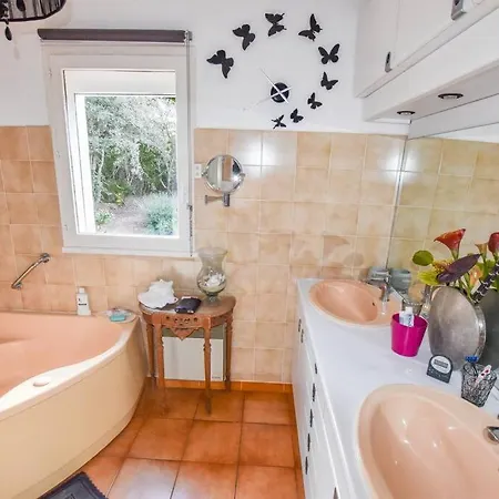 Avec Piscine, Grandes Terrasses Et Jardin A Supprimer Villa
