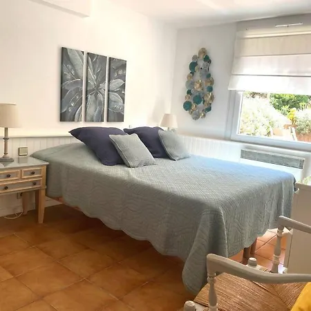 Avec Piscine, Grandes Terrasses Et Jardin A Supprimer Villa