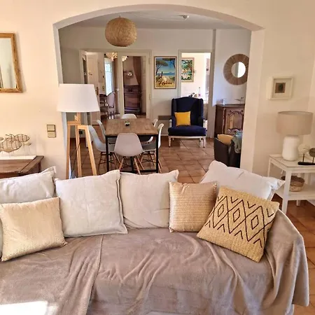 Villa Avec Piscine, Grandes Terrasses Et Jardin A Supprimer *