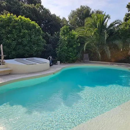 Villa Avec Piscine, Grandes Terrasses Et Jardin A Supprimer