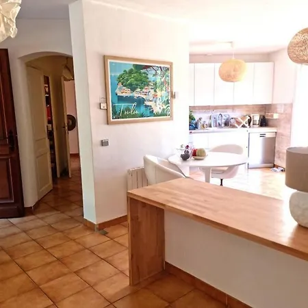 Avec Piscine, Grandes Terrasses Et Jardin A Supprimer Villa *