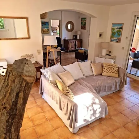 Villa Avec Piscine, Grandes Terrasses Et Jardin A Supprimer *