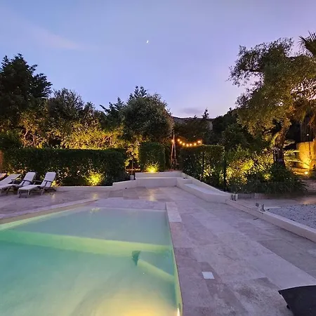 Villa Avec Piscine, Grandes Terrasses Et Jardin A Supprimer *