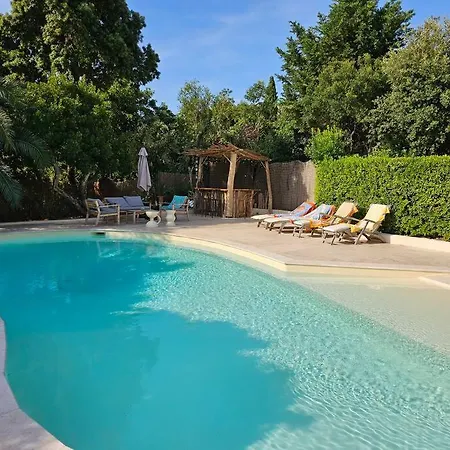 Avec Piscine, Grandes Terrasses Et Jardin A Supprimer Villa *