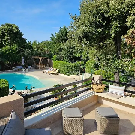 Avec Piscine, Grandes Terrasses Et Jardin A Supprimer Villa *