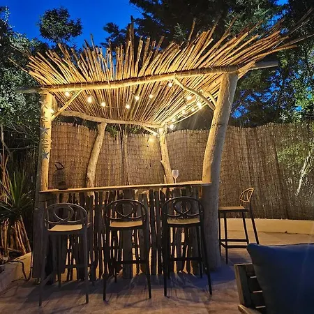 Avec Piscine, Grandes Terrasses Et Jardin A Supprimer *