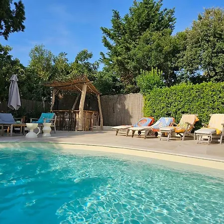 Avec Piscine, Grandes Terrasses Et Jardin A Supprimer