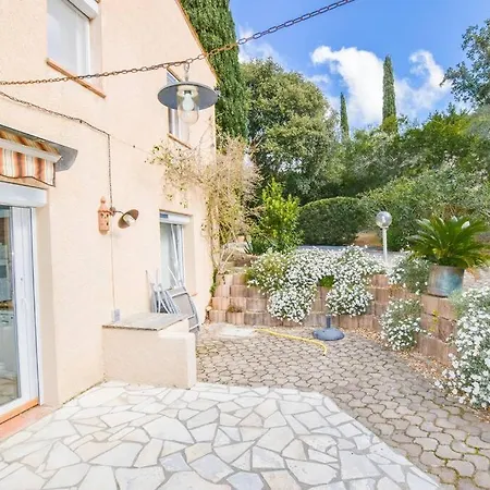Villa Avec Piscine, Grandes Terrasses Et Jardin A Supprimer *