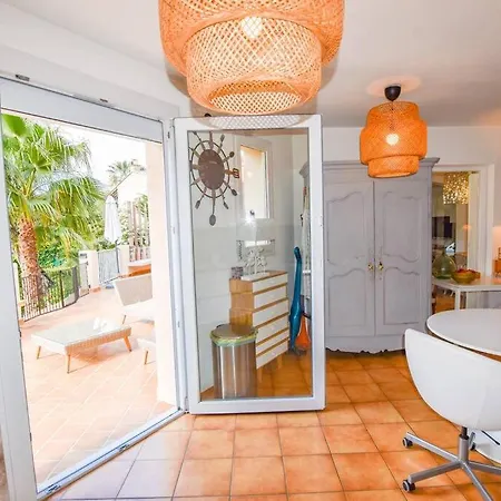 Avec Piscine, Grandes Terrasses Et Jardin A Supprimer Villa