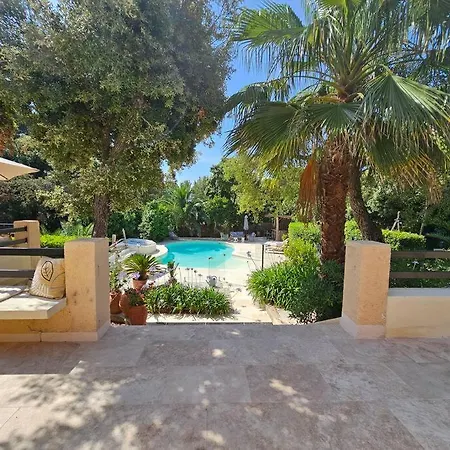 Avec Piscine, Grandes Terrasses Et Jardin A Supprimer Villa